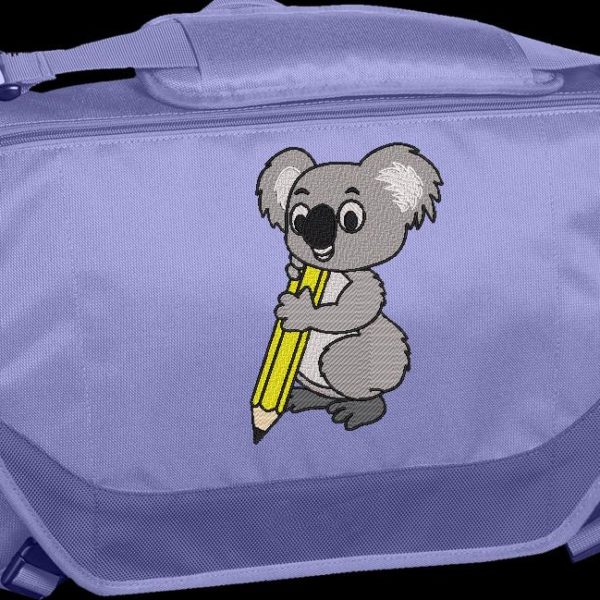 koala avec un crayon. Motif de broderie machine d’un koala avec un crayon jaune motif idéal sur une trousse ou un sac d’écolier. cadre 10 x 10 /13 x 18 / 16 x 26 / 20 x 30 . Formats des fichiers PES,CSD,EXP,HUS,SHV,VIP,XXX,DST,PCS,JEF,VP3,EMB… Téléchargement immédiat après votre paiement.
