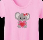 koala avec un cœur. Motif de broderie machine d’un mignon petit koala tenant dans ses pattes un cœur rouge et rose. cadre 10 x 10 /13 x 18 / 20 x 20 . Formats des fichiers PES,CSD,EXP,HUS,SHV,VIP,XXX,DST,PCS,JEF,VP3,EMB… Téléchargement immédiat après votre paiement.