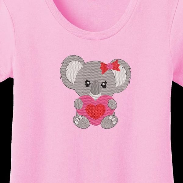 koala avec un cœur. Motif de broderie machine d’un mignon petit koala tenant dans ses pattes un cœur rouge et rose. cadre 10 x 10 /13 x 18 / 20 x 20 . Formats des fichiers PES,CSD,EXP,HUS,SHV,VIP,XXX,DST,PCS,JEF,VP3,EMB… Téléchargement immédiat après votre paiement.