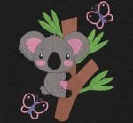 koala sur une branche. Motif de broderie machine d’un koala sur une branche d’eucalyptus avec des papillons qui virevoltent . cadre 10 x 10 / 20 x 20 / 20 x 30 . Formats des fichiers PES,CSD,EXP,HUS,SHV,VIP,XXX,DST,PCS,JEF,VP3,EMB… Téléchargement immédiat après votre paiement.