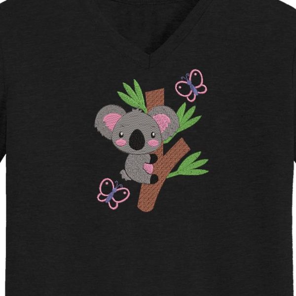 koala sur une branche. Motif de broderie machine d’un koala sur une branche d’eucalyptus avec des papillons qui virevoltent . cadre 10 x 10 / 20 x 20 / 20 x 30 . Formats des fichiers PES,CSD,EXP,HUS,SHV,VIP,XXX,DST,PCS,JEF,VP3,EMB… Téléchargement immédiat après votre paiement.