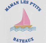 maman les ptits bateaux. Motif de broderie machine maman les ptits bateaux qui représente un petit voilier qui vogue paisiblement sur les flots. Motif dans la collection spéciale tee shirt pour l’été. cadre 10 x 10 / 20 x 20 /20 x 30. Formats des fichiers PES,CSD,EXP,HUS,SHV,VIP,XXX,DST,PCS,JEF,VP3,EMB… Téléchargement immédiat après votre paiement.