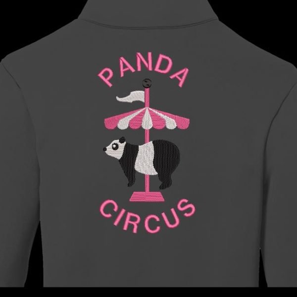 panda circus avec texte. Motif de broderie machine panda circus avec texte ,qui représente un joli panda sur un carrousel. cadre 10 x 10 /13x 18 / 16 x 26 /30 x 20 . Formats des fichiers PES,CSD,EXP,HUS,SHV,VIP,XXX,DST,PCS,JEF,VP3,EMB… Téléchargement immédiat après votre paiement.