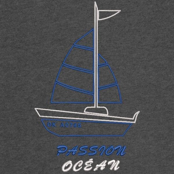 Passion océan. Motif de broderie machine d’un joli bateau à voile avec les écritures passion océan. Idéal sur un tee shirt pour aller à la plage . cadre 10 x 10 / 13 x 18 /20 x 30. Formats des fichiers PES,CSD,EXP,HUS,SHV,VIP,XXX,DST,PCS,JEF,VP3,EMB… Téléchargement immédiat après votre paiement.
