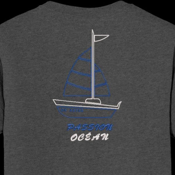 Passion océan. Motif de broderie machine d’un joli bateau à voile avec les écritures passion océan. Idéal sur un tee shirt pour aller à la plage . cadre 10 x 10 / 13 x 18 /20 x 30. Formats des fichiers PES,CSD,EXP,HUS,SHV,VIP,XXX,DST,PCS,JEF,VP3,EMB… Téléchargement immédiat après votre paiement.