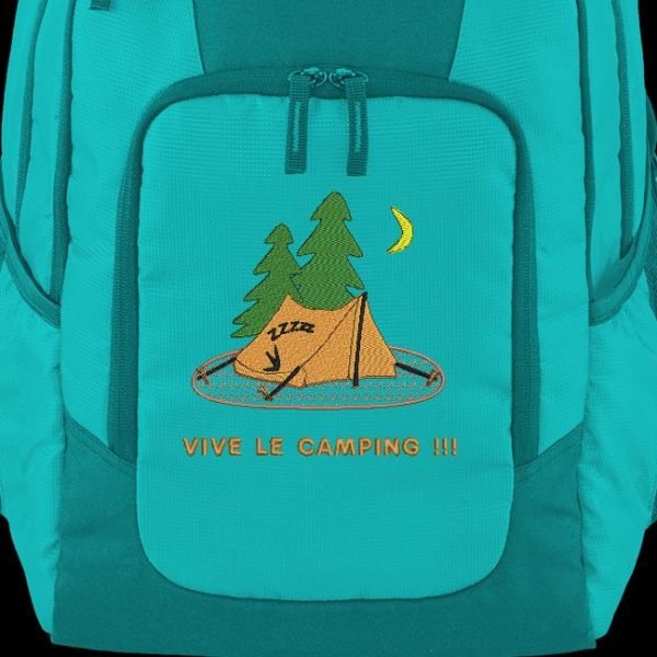 vive le camping . Motif de broderie machine « vive le camping  » qui représente une tente dressée en plein milieu de la forêt avec ,à l’intérieur ,un campeur qui dort après une longue marche. cadre 13 x 18 /20 x 20. Formats des fichiers PES,CSD,EXP,HUS,SHV,VIP,XXX,DST,PCS,JEF,VP3,EMB… Téléchargement immédiat après votre paiement.