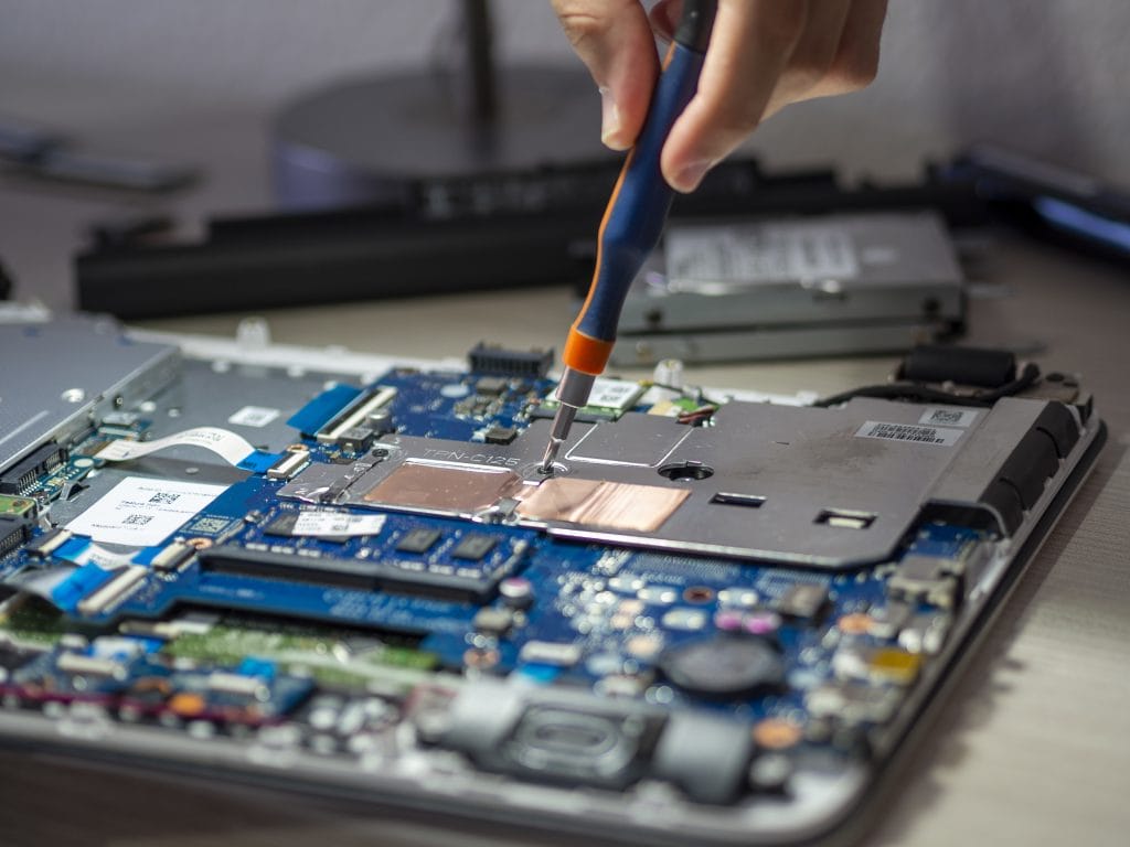 Batteribyte 3 closeup shot of a person repairing a tablet with a 2023 06 06 19 33 02 utc