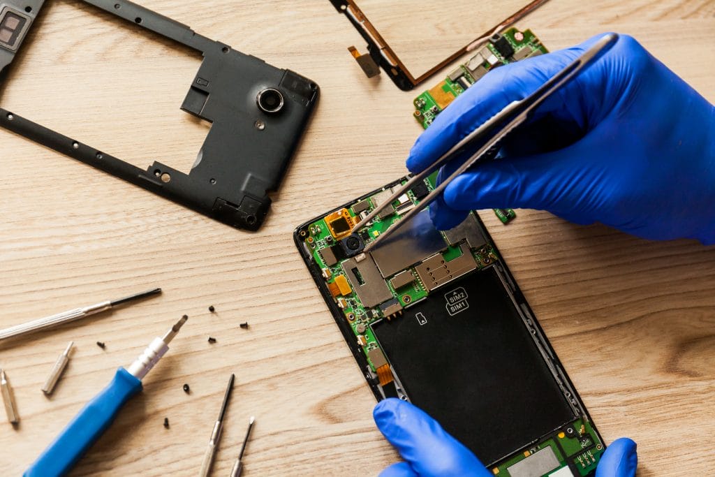 the technician repairing the smartphone s motherbo 2022 09 30 22 50 59 utc