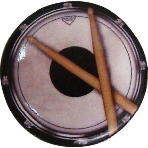 Button, Drum met stokken