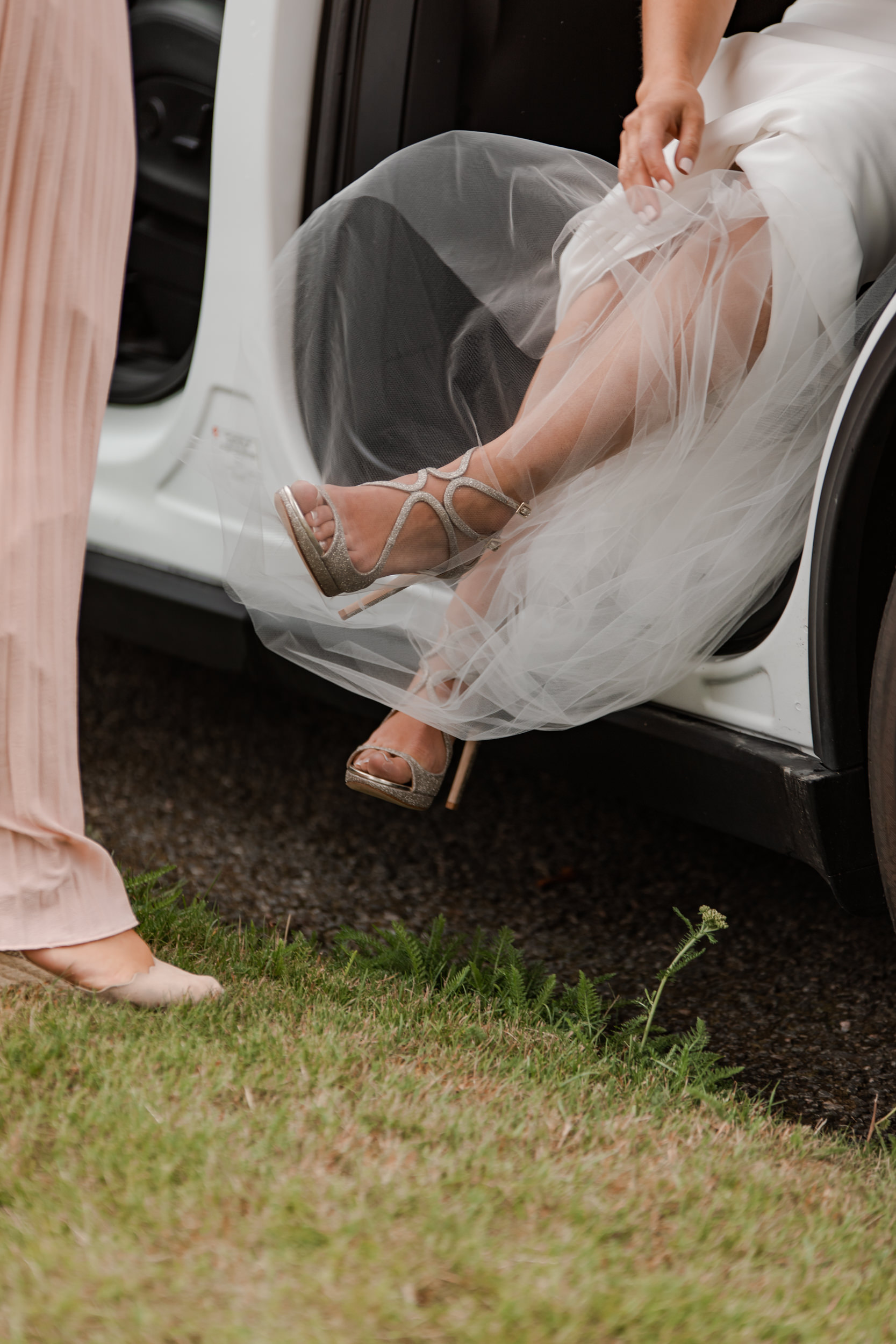 Bild på bruds ben och skor som stiger ur bil på sin bröllopsdag