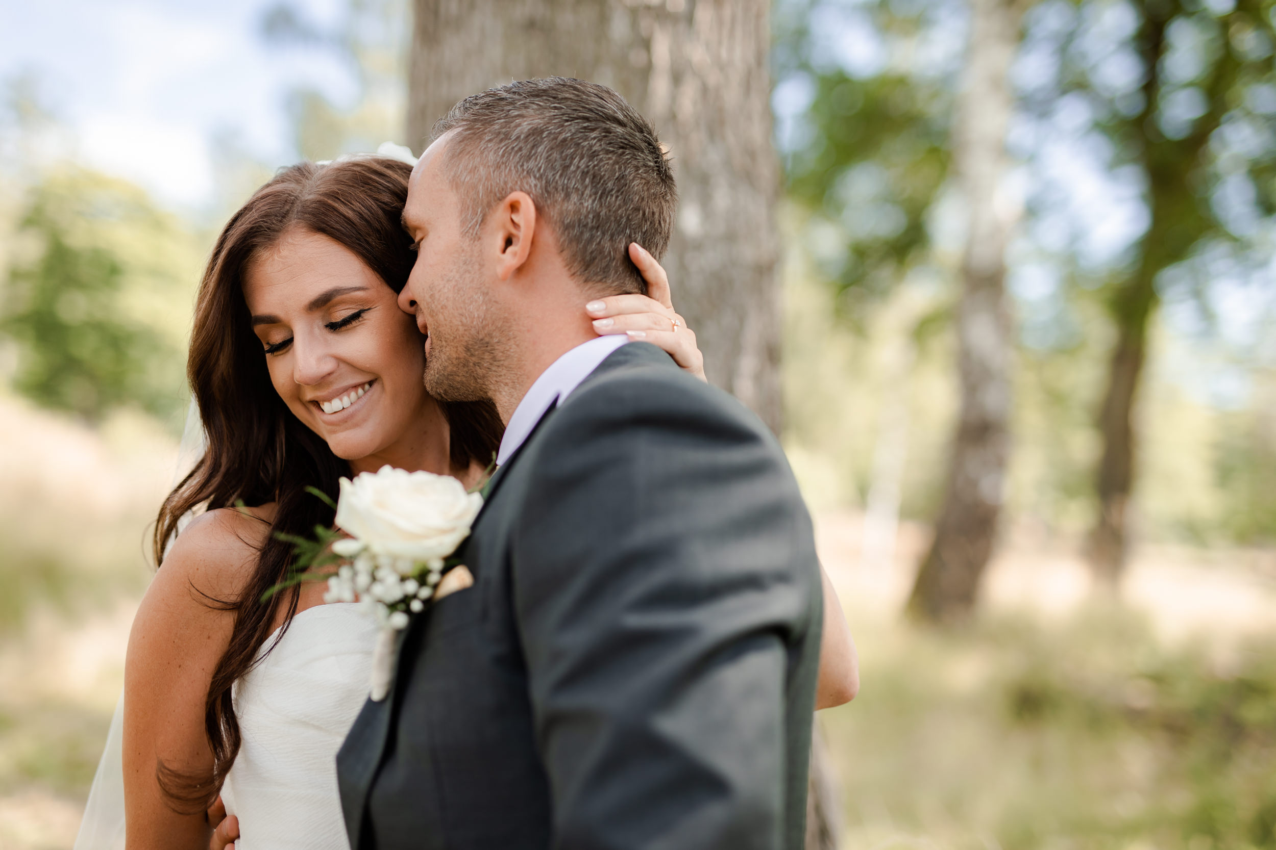 Bröllopsfotografering i Småland med ett brudpar