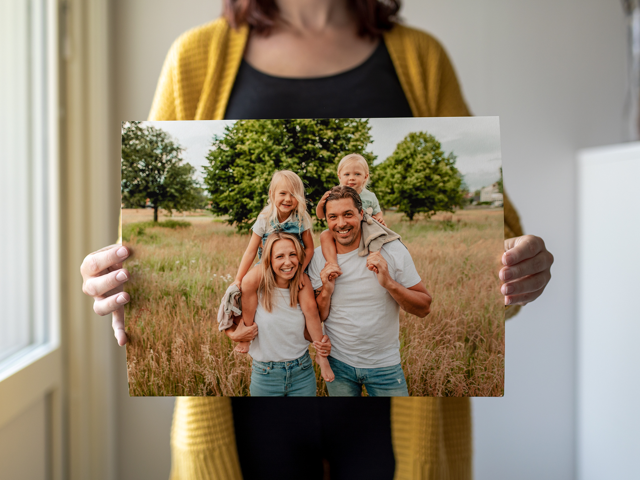 En kvinna håller i ett framkallat familjefoto