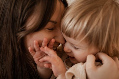 En mamma och dotter gosar nära varandra