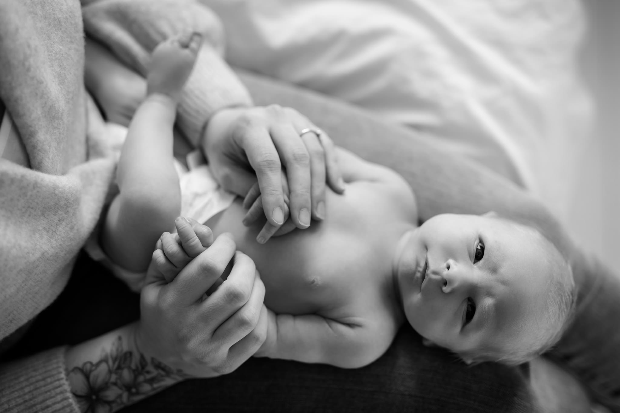 Nyfödd bebis på en nyföddfotografering i Stockholm
