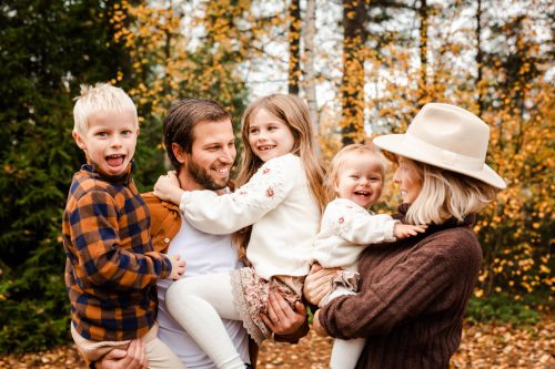 Familjefotografering i Stockholm med en glad och busig familj utomhus