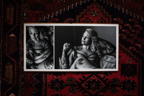 Fotobok uppslagen med svartvita bilder på en kvinna i underkläder från en boudoirfotografering
