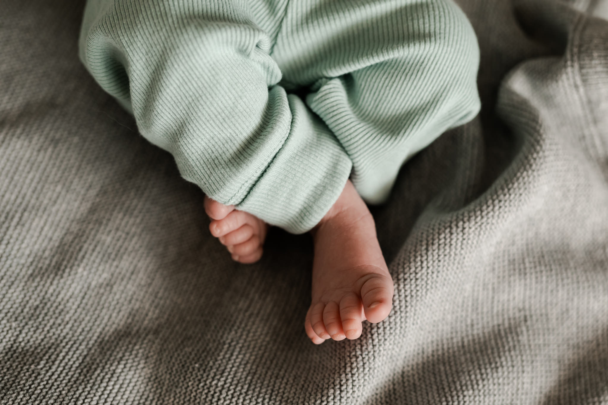 Närbild på en nyfödd bebis små fötter.
