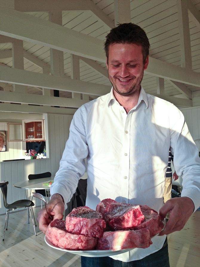 Dresser gav den som grillmaster med XXL steaks