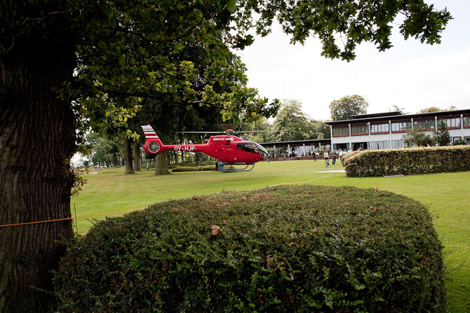 Af og til ankommer gæster i helikopter