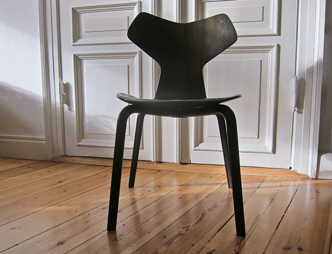 Arne Jacobsen genopst r i form af Grand Prix stolen