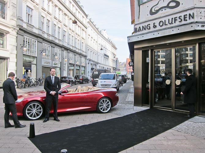 Jeg tog den røde til lanceringen. Eller. Nå - B&O leverer også lyd til Aston Martin; deraf fremmødet.