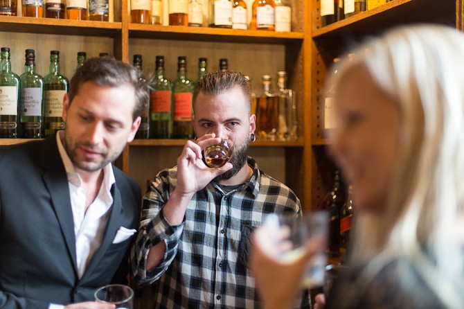 Skål! René fra Lou Lou og whiskyreolen i baggrunden.