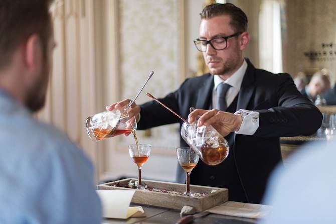 Sveriges bedste bartender, Johan Peter Evers, multitasker.