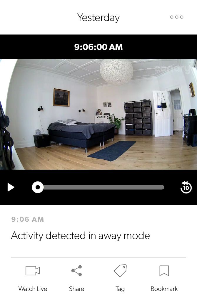 Der er foregået "noget", og du får en notifikation med dertilhørende video af det, de er hændt. Det kan være alt fra en skygge på væggen til dig, der kommer hjem. En Canary kan opfange alt fra lysændringer til større bevægelser, og du justerer selv, hvor sensitivt apparatet skal være