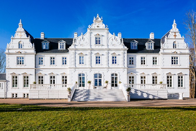 Kokkedal Slot - her er der så sandelig også sket noget i løbet af de sidste år. Stedet passer fint til polosporten, og dermed er matchet også i hus. Foto: Christos Drazos 