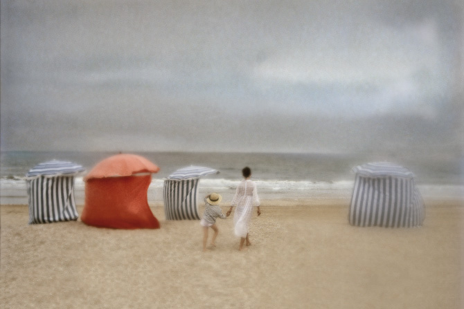 David Hamilton har ladet sig inspireret af Boudin i sit fotografi af en mor og hende søn på stranden. 