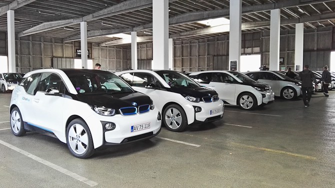 Her er der faktisk meget kort mellem BMW i3'erne. Men det var også lanceringsdag.. 