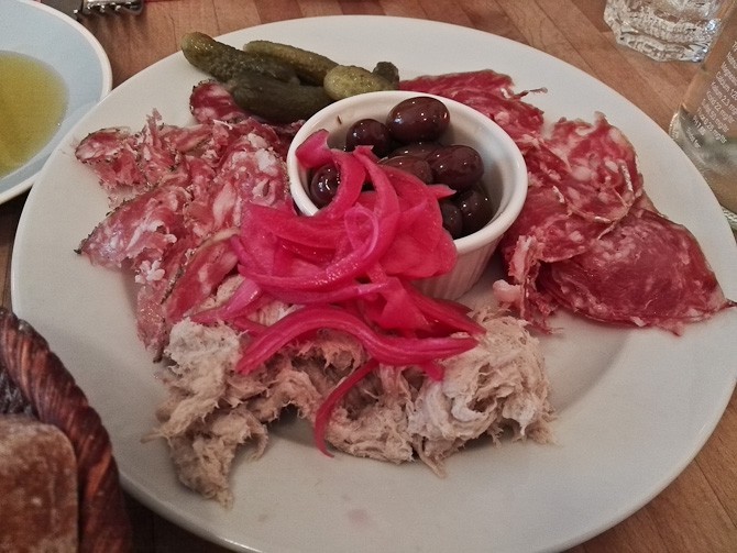 Pølser, rilette, løg og andet fint
