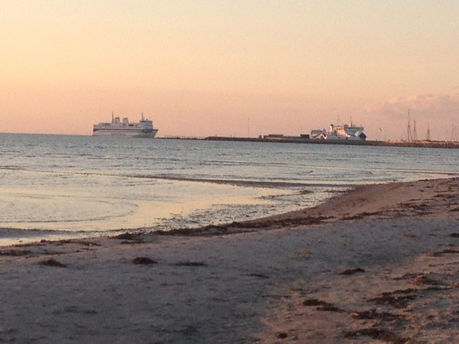 Snapshot fra en strand på Læsø. Færgen kommer i øvrigt fra Frederikshavn...