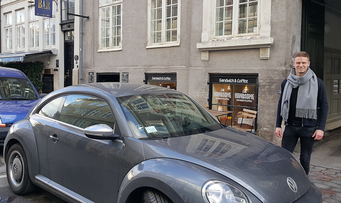 Her er en tip-bilen, Lasse og den pågældende café... 