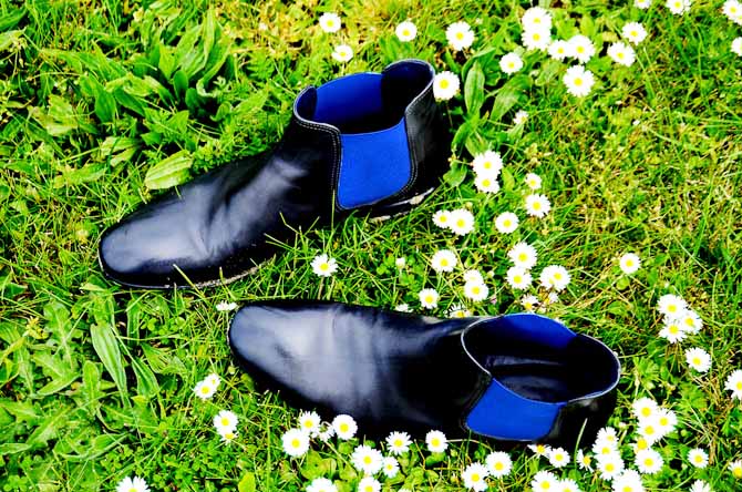 Den klassiske støvle Phantom til 360 euro er peppet op med skrigende blå elastik. Det er diskret elegance med et moderne touch.