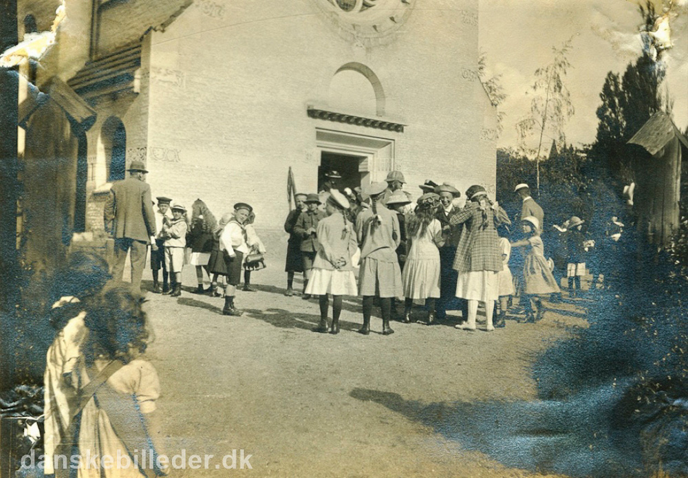 Margrethevej huser også en kirke. Her er vi tilbage i 1913, hvor en flok børn er i søndagsskole og på vej til en skovtur. Foto: Danskebilleder.dk