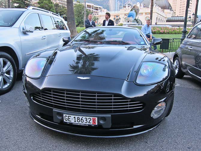 En Aston Martin uden fartstriber 