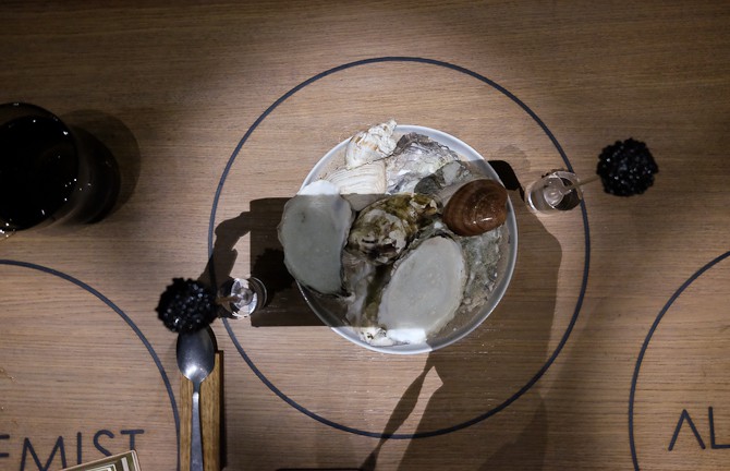Østers, caviar på strikkepind med æble under fiskeæg