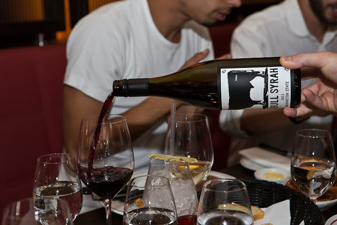 Vin er mere end druer, etikette og pris - det er også en faktor, der kan samle venner. 