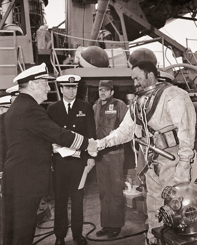 Carl Brashear anno 1954 hvor han blev uddannet ved U.S. Navy Diving & Salvage School. Dengang var dykkerhjelmene i øvrigt lavet af bronze ligesom det nye ur er i dag