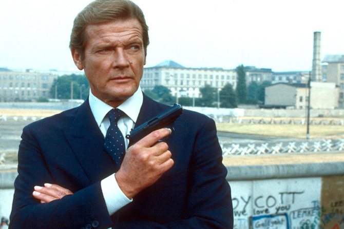 James Bond, alias Roger Moore, i marineblå habit