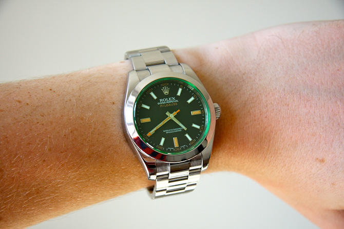 En Rolex Milgauss med grønt glas har også været om håndledet. 