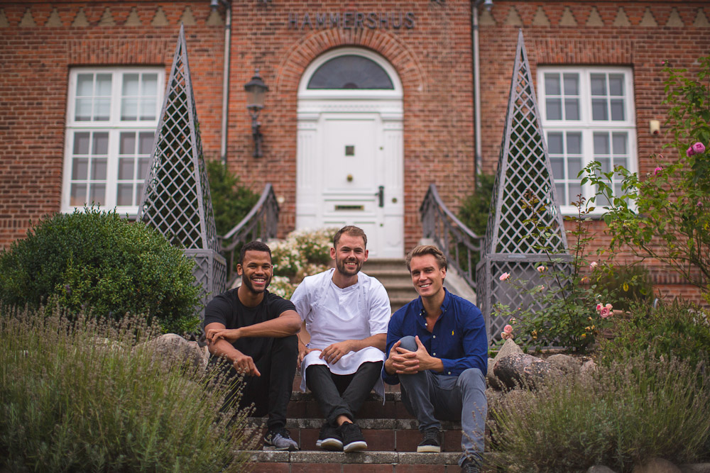 Kokken Mads Schouw Petersen, med Alexander Bech og Thomas Mamburay. Foto: Samy Khabthani 