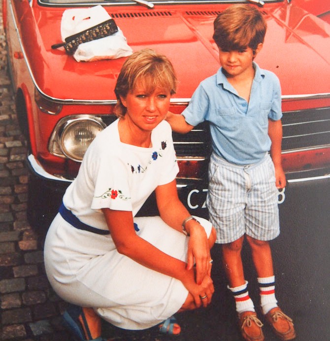 Min mor, hendes søn og en bil, som spiller en rolle for denne historie...