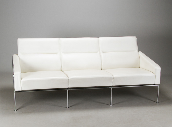 Jeg har den til to personer og i sort, men du kan får Arne Jacobsens Lufthavnssofa til tre. I hvidt læder.