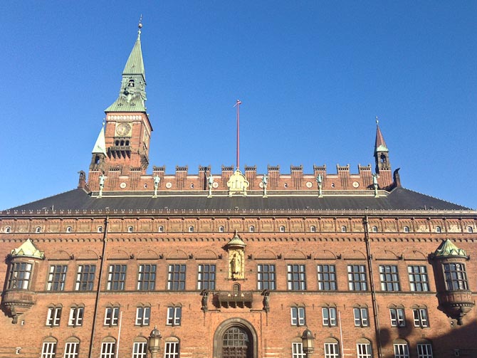 Rådhus arkitektur - dog uden pandekager, men med blå himmel. 