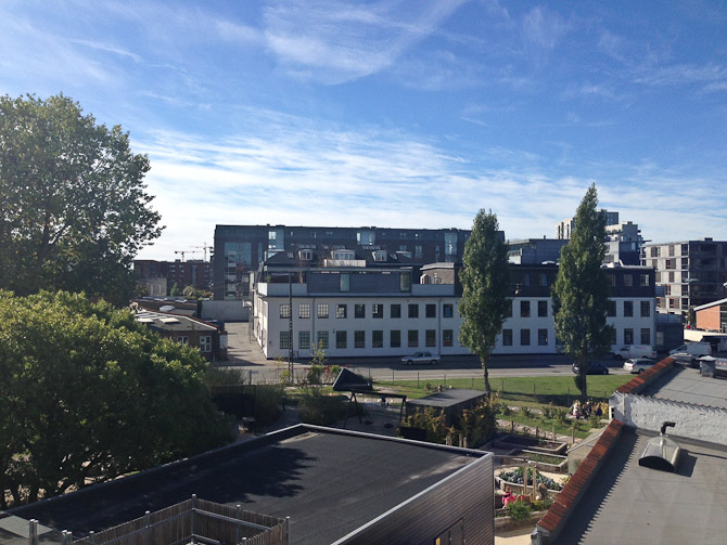 Bryggens børn legede lige lige ved siden af en kunde 