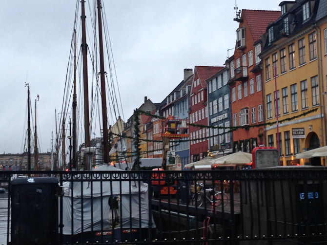 Omend det er gråt, så er der pyntet op til jul i Nyhavn 