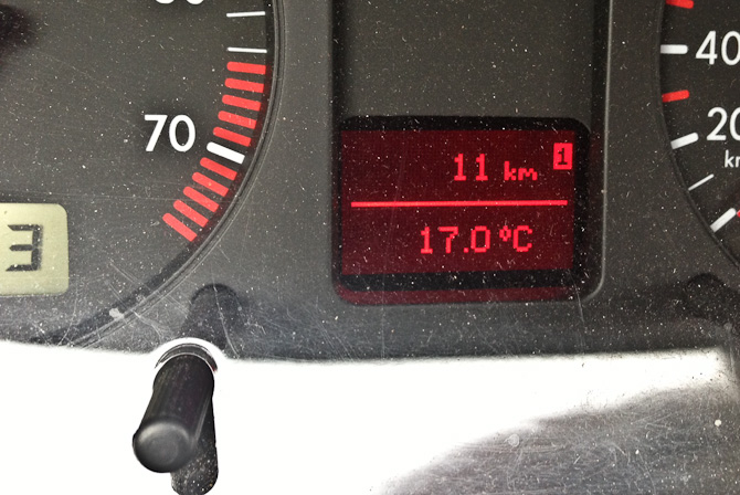 Og bilen har sørme også elektronisk trip-tæller. Og termometer.