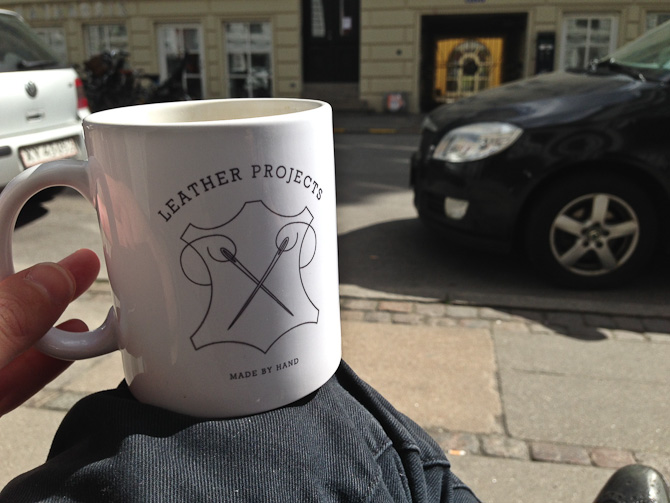 Vi tog en kop på bænken i solen.